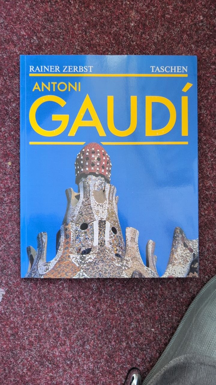 covers/bk0014-antoni-gaudi.jpg